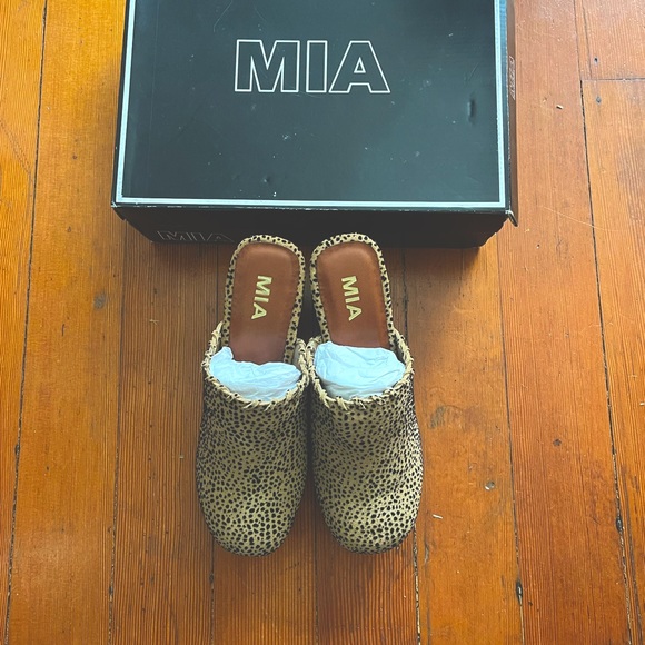 Mia Poppy Cheetah Print Clogs size 38 New - Picture 1 of 6